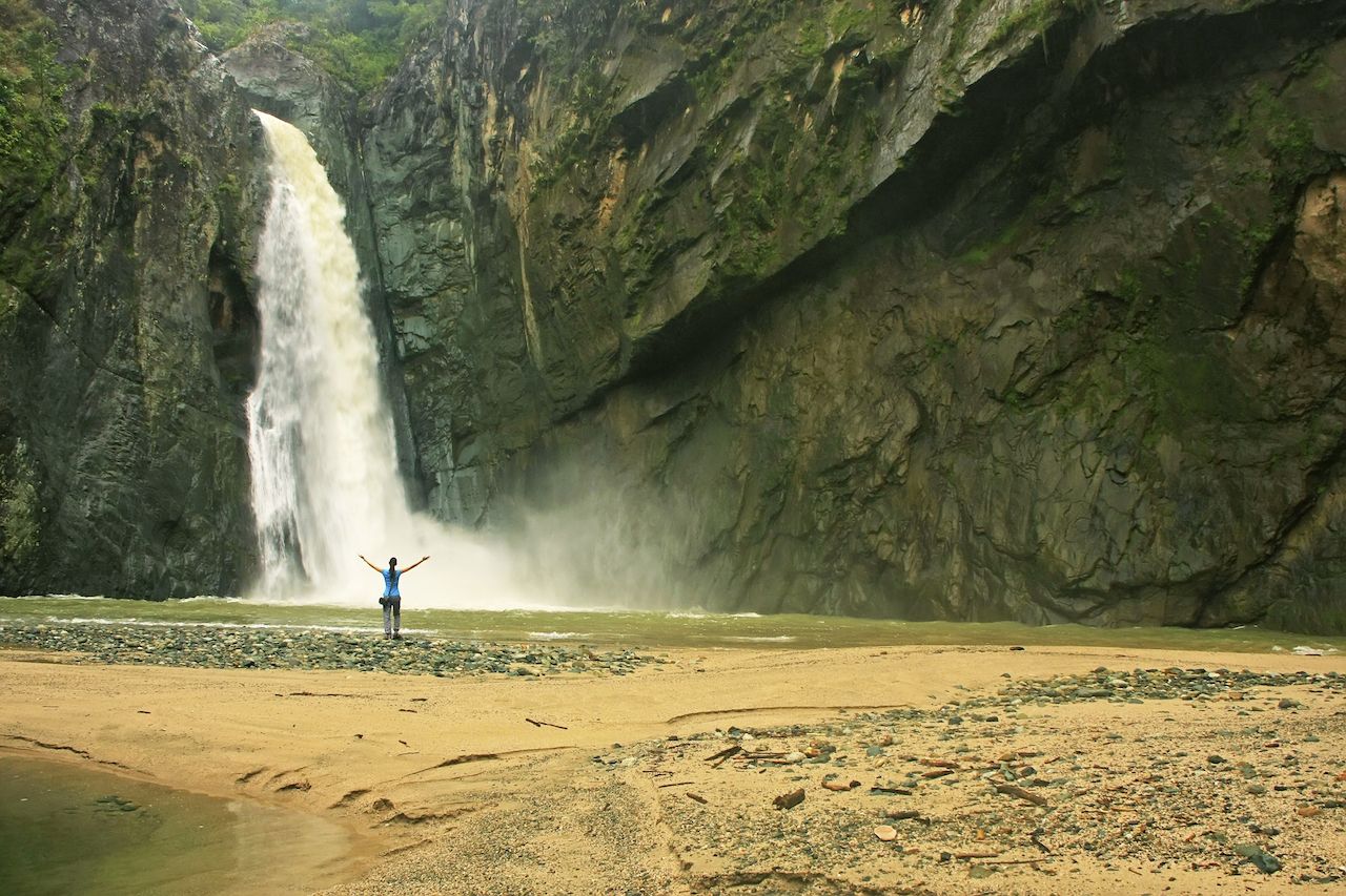 https://d36tnp772eyphs.cloudfront.net/blogs/1/2020/07/Jarabacoa-waterfall-DR.jpg